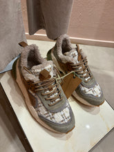 Carica l'immagine nel visualizzatore di Gallery, Flower mountain beige white