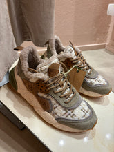 Carica l'immagine nel visualizzatore di Gallery, Flower mountain beige white