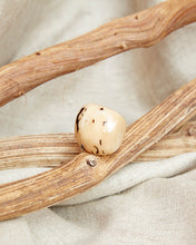 Carica l'immagine nel visualizzatore di Gallery, Anello di Tagua