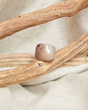 Carica l'immagine nel visualizzatore di Gallery, Anello di Tagua