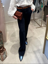 Carica l'immagine nel visualizzatore di Gallery, ATELIER PIECES UNIQUES JEANS CHINO FLARE

