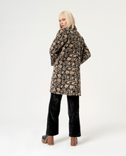 Carica l&#39;immagine nel visualizzatore di Gallery, Cappotto jacquard oversize doppio incrocio Nero
