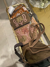 Carica l&#39;immagine nel visualizzatore di Gallery, ATELIER PIECES UNIQUES  TRACOLLA RICAMATA
