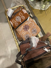 Carica l&#39;immagine nel visualizzatore di Gallery, ATELIER PIECES UNIQUES  TRACOLLA RICAMATA
