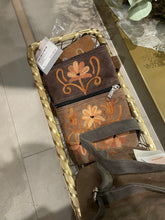 Carica l&#39;immagine nel visualizzatore di Gallery, ATELIER PIECES UNIQUES  TRACOLLA RICAMATA
