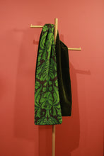 Carica l'immagine nel visualizzatore di Gallery, Stola Velluto verde
