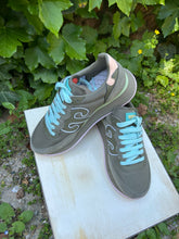 Carica l&#39;immagine nel visualizzatore di Gallery, ATELIER PIECES UNIQUES SNEAKERS SUEDE NYLON
