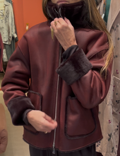 Carica l&#39;immagine nel visualizzatore di Gallery, ATELIER PIECES UNIQUES ECO SHERLING REVERSIBILE
