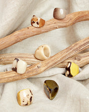 Carica l&#39;immagine nel visualizzatore di Gallery, Anello di Tagua
