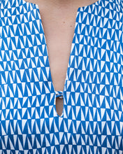 Carica l&#39;immagine nel visualizzatore di Gallery, Camicia Scollo Taglio Geo Ottanio
