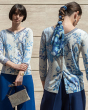 Carica l&#39;immagine nel visualizzatore di Gallery, Maglia Collo Coreana Toile de Jouy Blu
